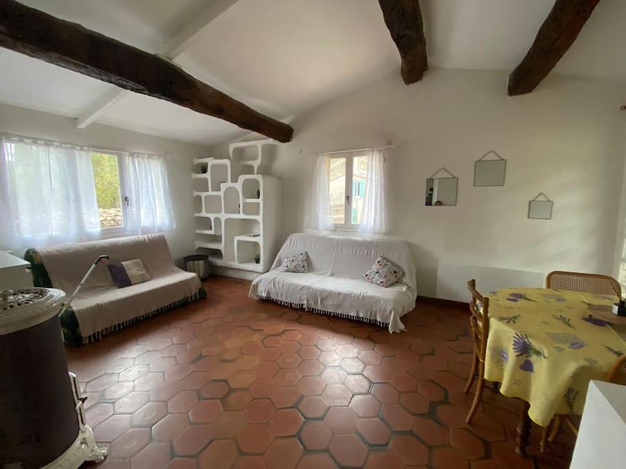 Correns House | à côté du château, calme et lumineuse, au centre