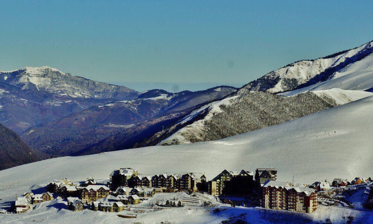 Peyragudes Apartment | 100m from resort center, floor -1, view ski slopes, jacuzzi, hammam, balcony, parking, tv, 30m²