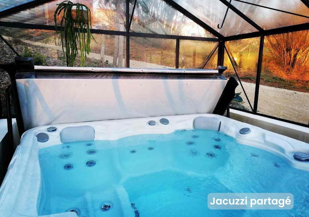 Saint-Michel-Mont-Mercure Ski Chalet | 2 Chalets indépendants 5 personnes et 2 personnes accès PMR en pleine nature, climatisés Proche du Puy duFou