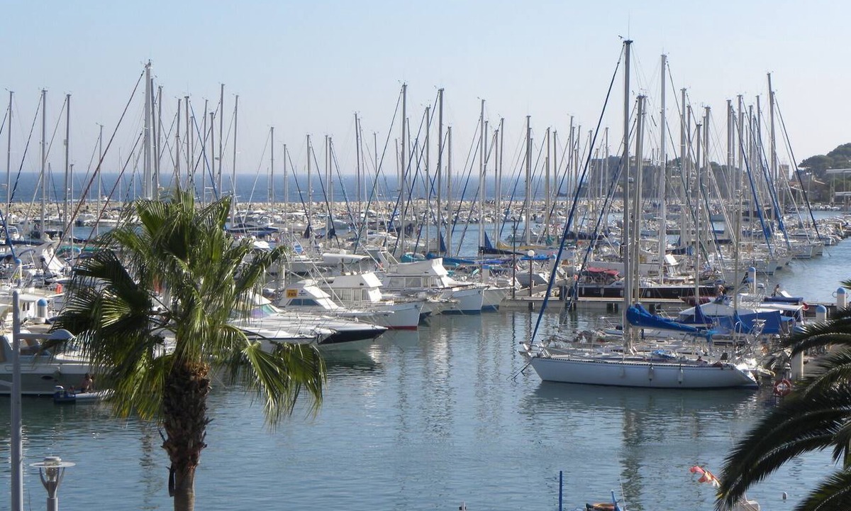 Bandol Apartment | 2-room apartment with air conditioning + Terrace Residence with swimming pool