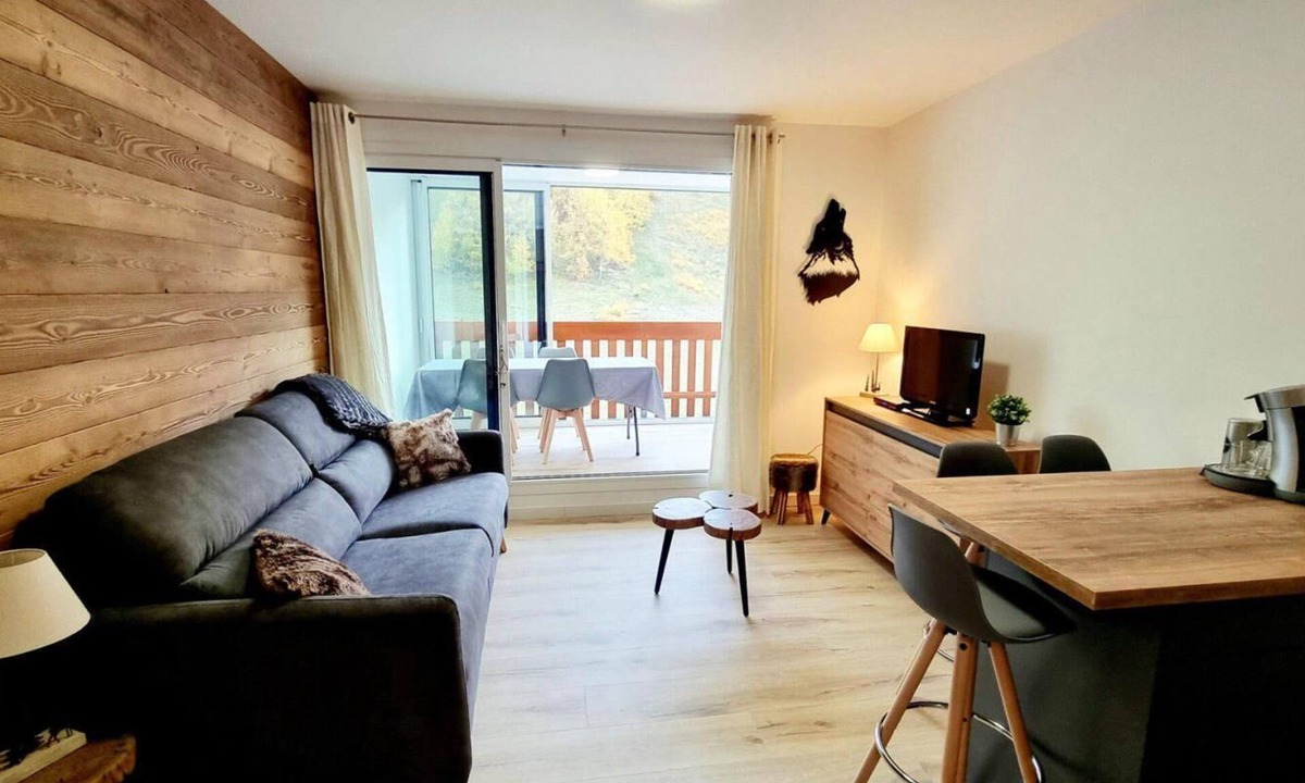 La Joue du Loup Apartment | 200m from resort center, 2nd floor, parking, tv, ski locker, 27m², La Joue du Loup