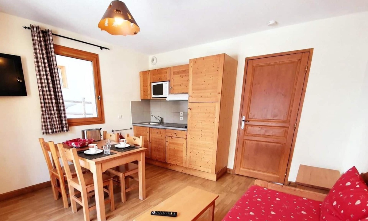 Les Claux Apartment | 200m from shops, 2nd floor, swimming pool, balcony, parking, tv, ski locker, 32m², Vars