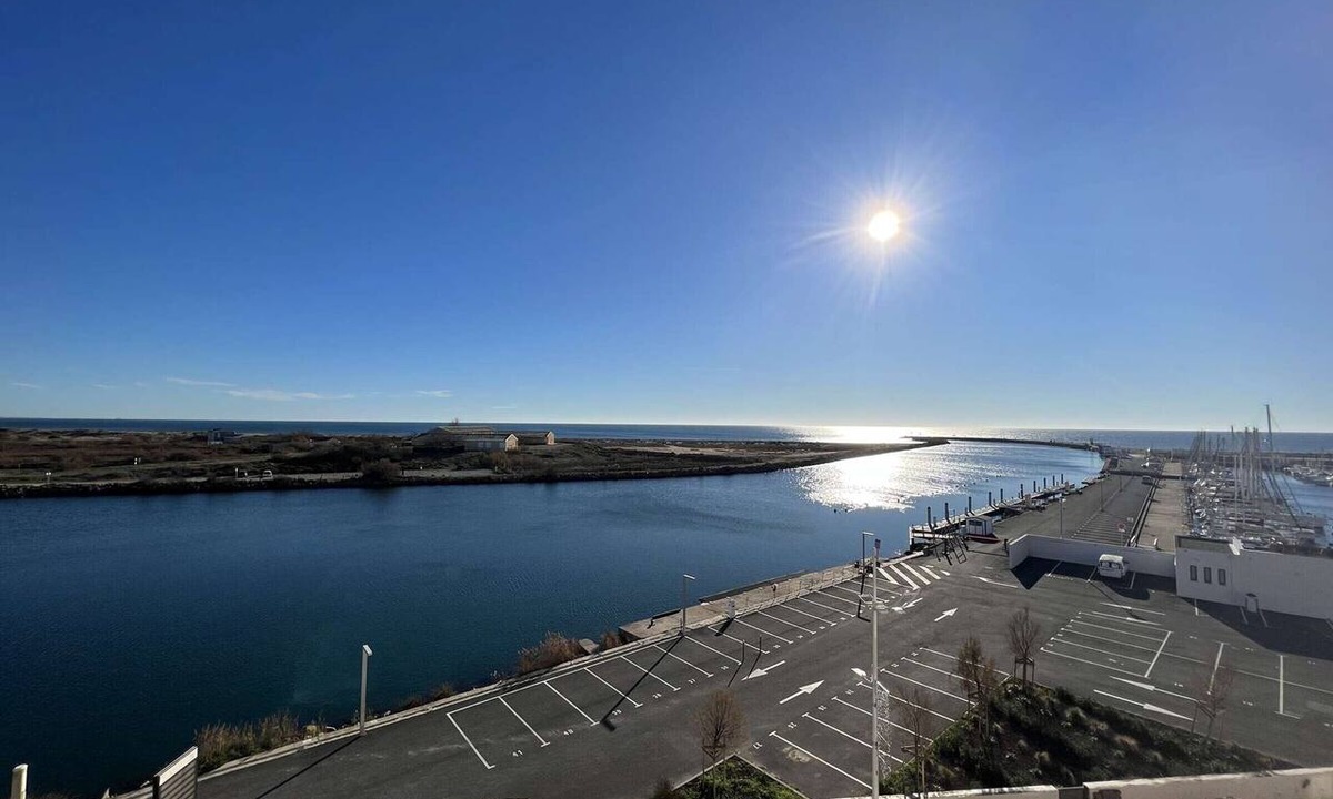 Valras-Plage Apartment | 2BR with terrace, parking, and sea view for 6 in Valras-Plage