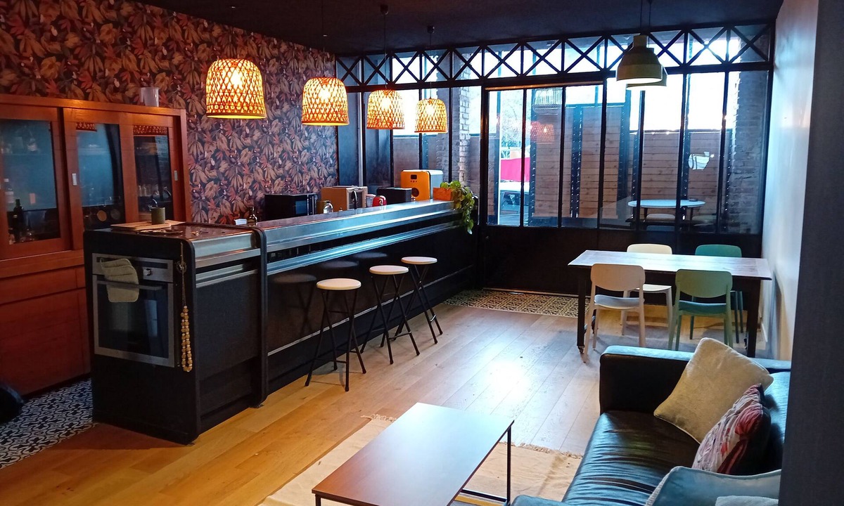 Tarbes Bed & Breakfast | 35m² furnished room with a private bathroom in a former bar right in the heart of downtown.