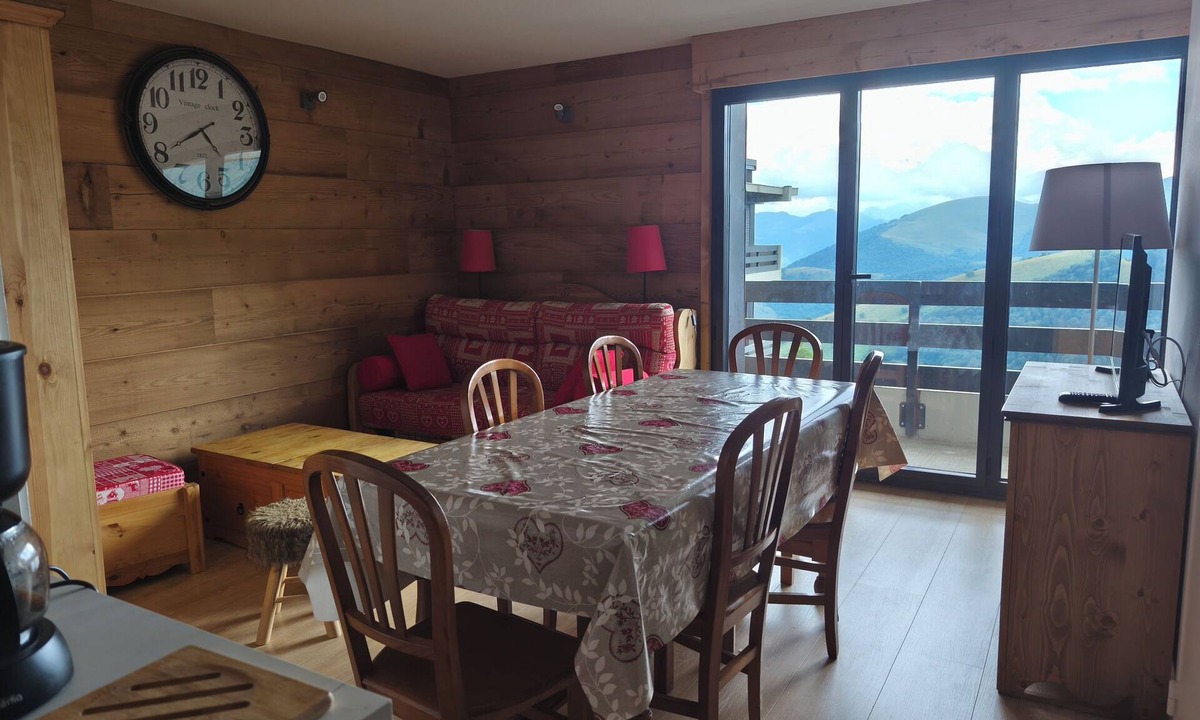 Gouaux-de-Larboust Apartment | 6-8 person apartment at the foot of the slopes in Peyragudes on the Les Agudes side.
