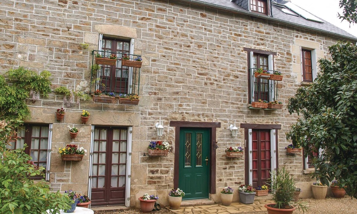 Plouer-sur-Rance House | 6 bedroom accommodation in Plouer sur Rance