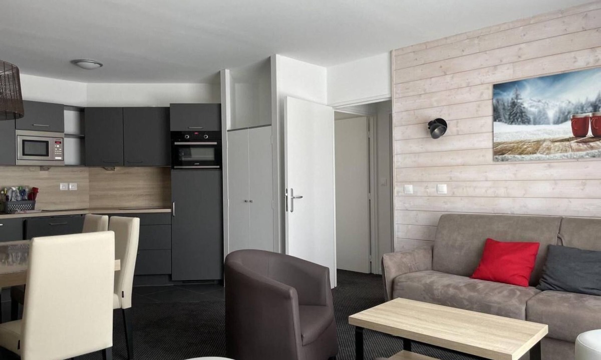Eaux-Bonnes Apartment | 80m from resort center, 2nd floor, view resort, swimming pool, balcony, tv, ski locker, 61m²