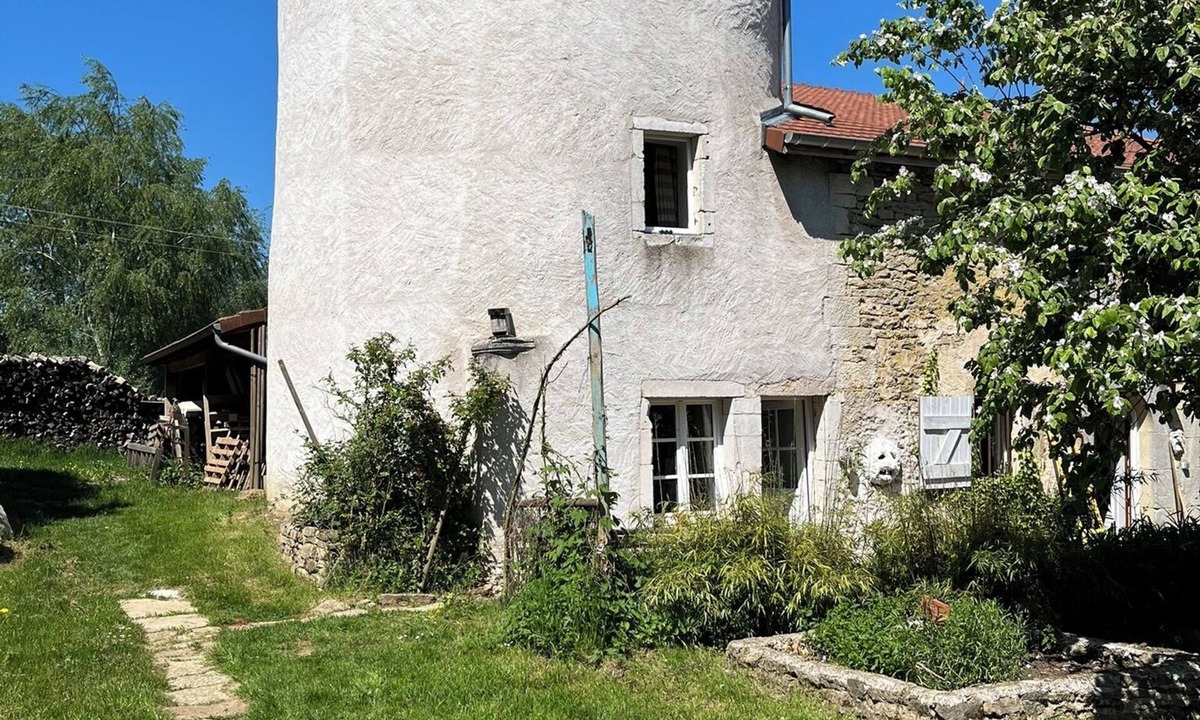 Hagneville-et-Roncourt Apartment | A 16th-century dovecote surrounded by the beautiful grounds of Roncourt Castle