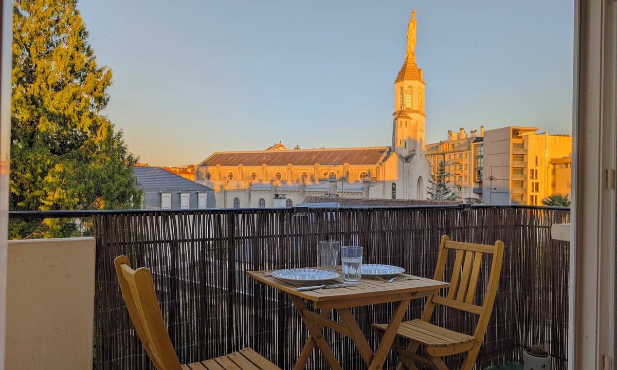 Dufau-Tourasse Apartment | A 5-minute walk from downtown - Bright two-bedroom apartment, 2 bedrooms, large balcony, garage space
