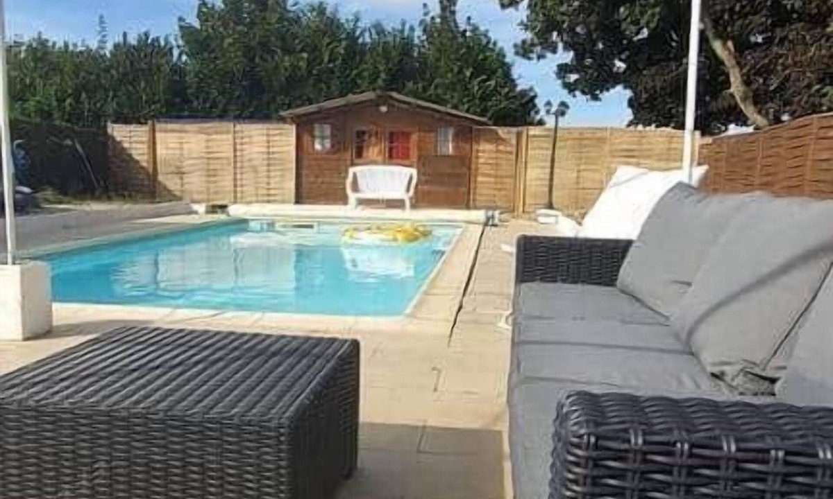 La Ferte-Gaucher House | A Haven of Peace - 2-Bedroom Apartment with Shared Pool (optional)