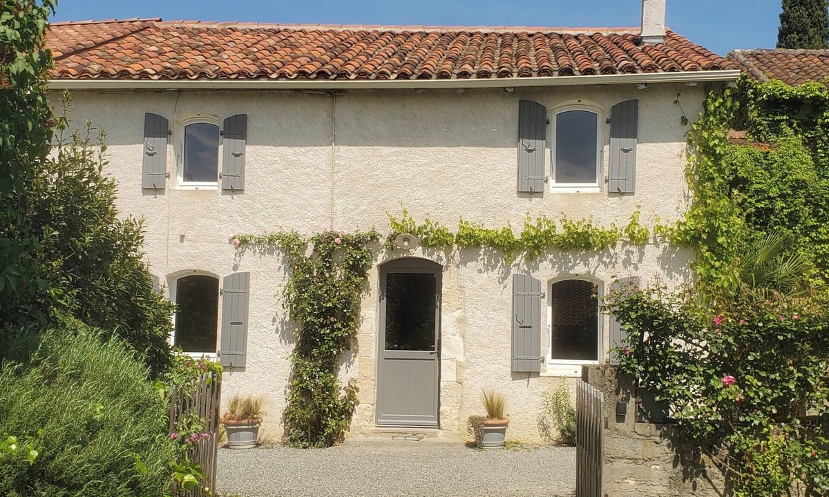 Saint-Arailles House | A haven of peace in the heart of a historic place with enclosed garden