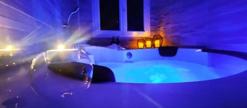 Cuges-les-Pins Bed & Breakfast | A l'Orée des pins - Gite et spa de 30 m2- Options Home Cinéma, Romantique
