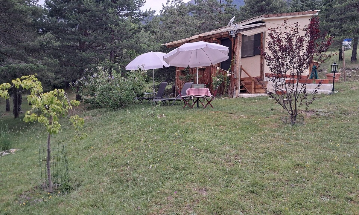 Saint-Auban Ski Chalet | A small cabin in the meadow
