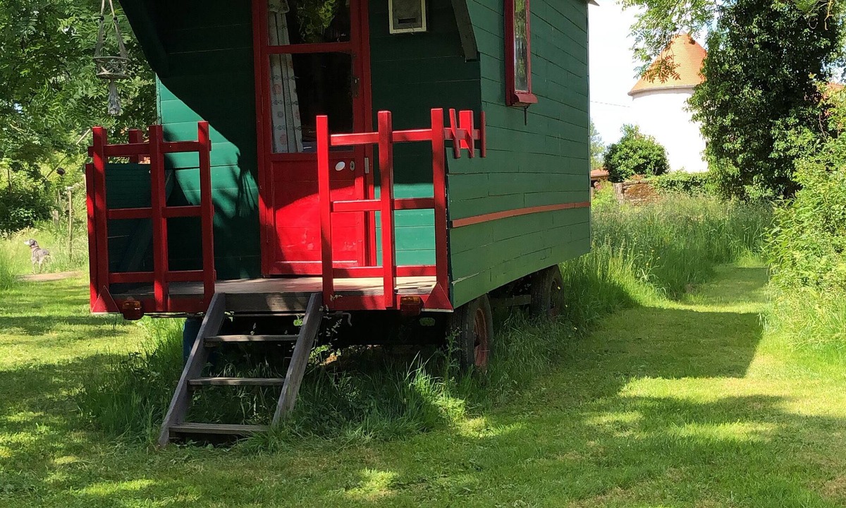 Hagneville-et-Roncourt House | A trailer in a park, surrounded by nature.