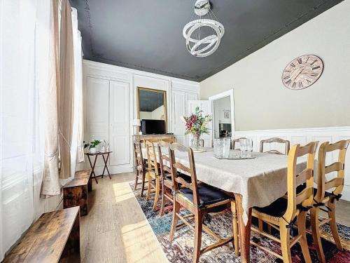Chalons-en-Champagne House | A1 Champagne Résidence - 200 m2 14 personnes 2 toilets 4 showers - hyper centre - Chalons en Champagne