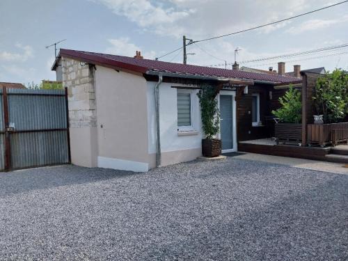 Fagnieres House | Agréable chambre pour 2 avec salle de bain et terrasse privées