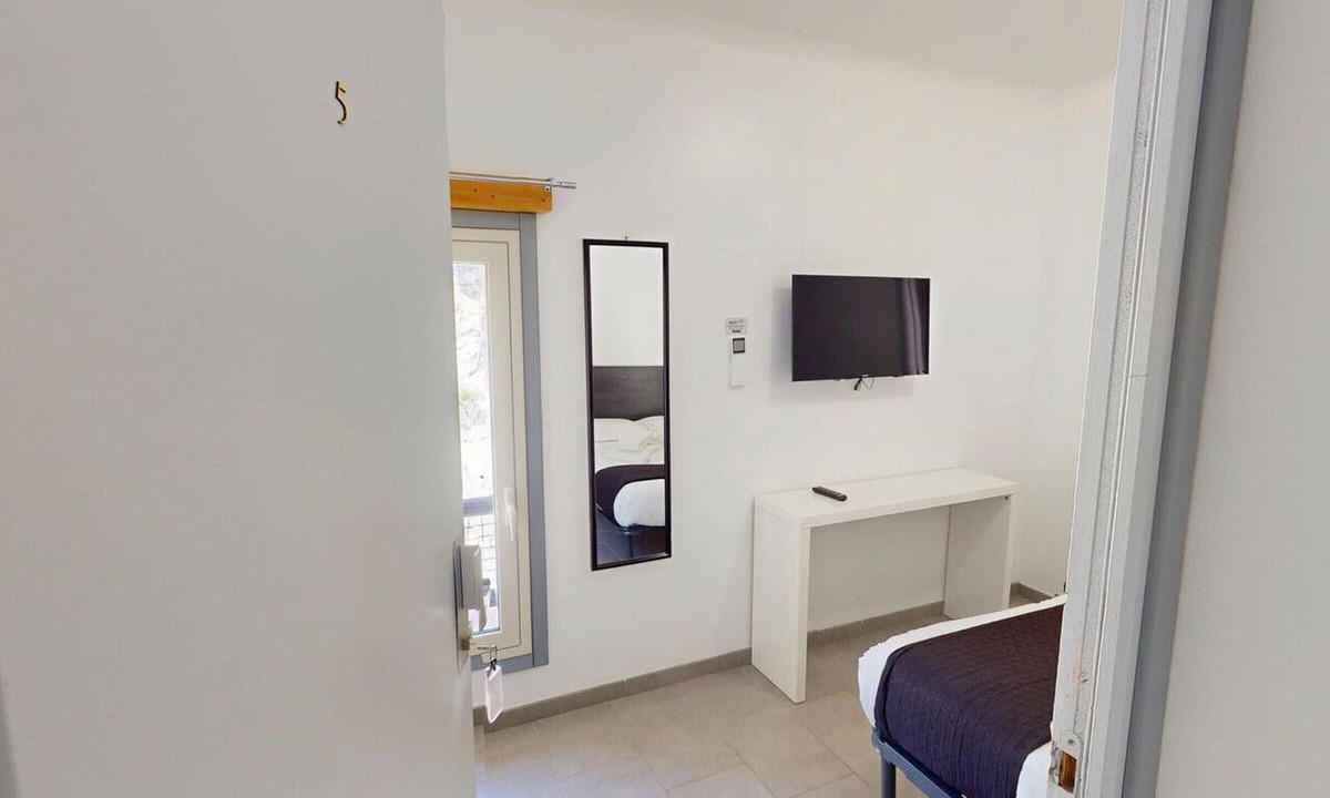 Menton Apartment | Air-conditioned room with communal access - 2 guests