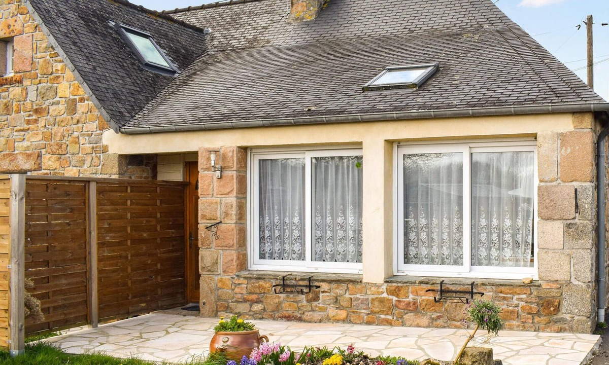 Quemperven House | Amazing home in Quemperven with WiFi