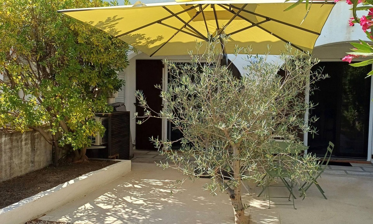 Saintes-Maries-de-la-Mer Apartment | "An Endless Summer"! Apartment with a courtyard, a 5-minute walk from the ocean.