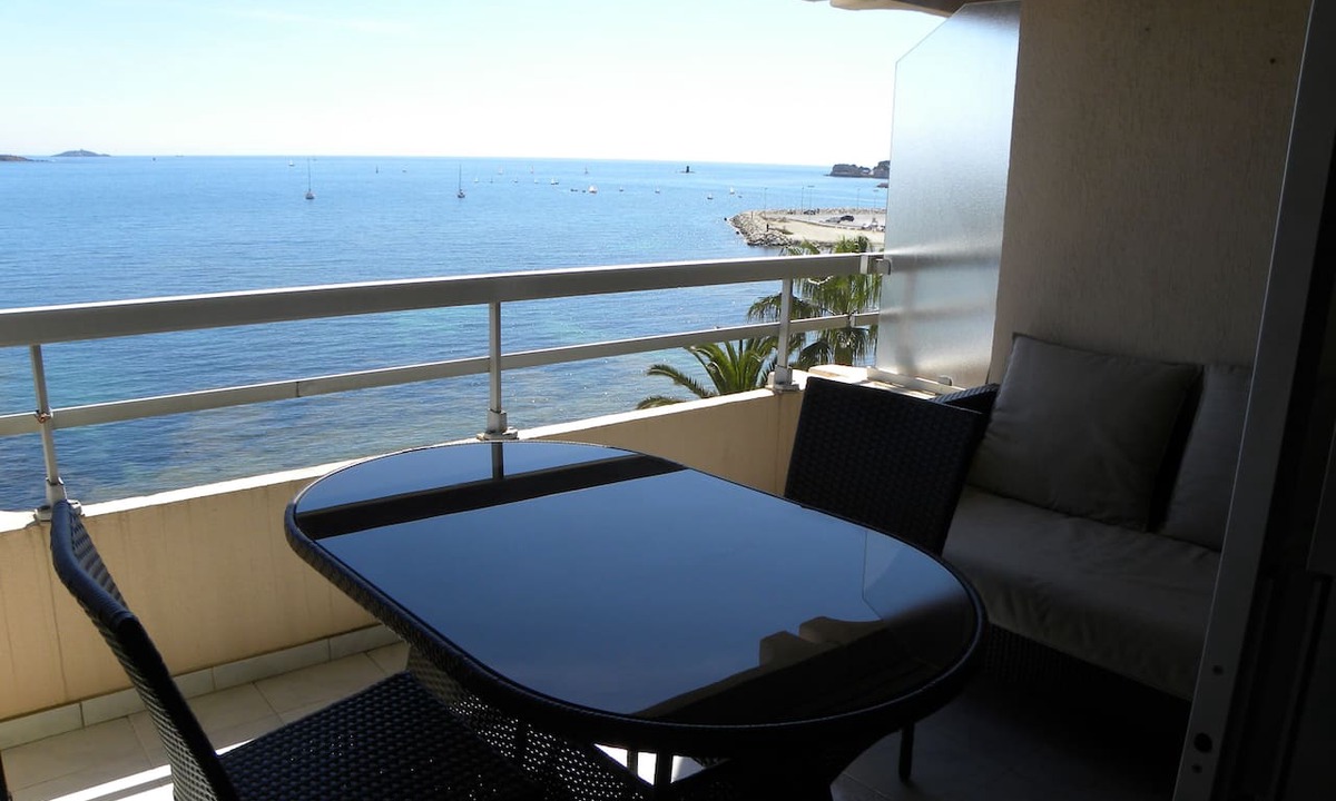 Bandol Apartment | Apartment 2 Rooms 47 m² Air-conditioned. Front de Mer - Panoramic sea view
