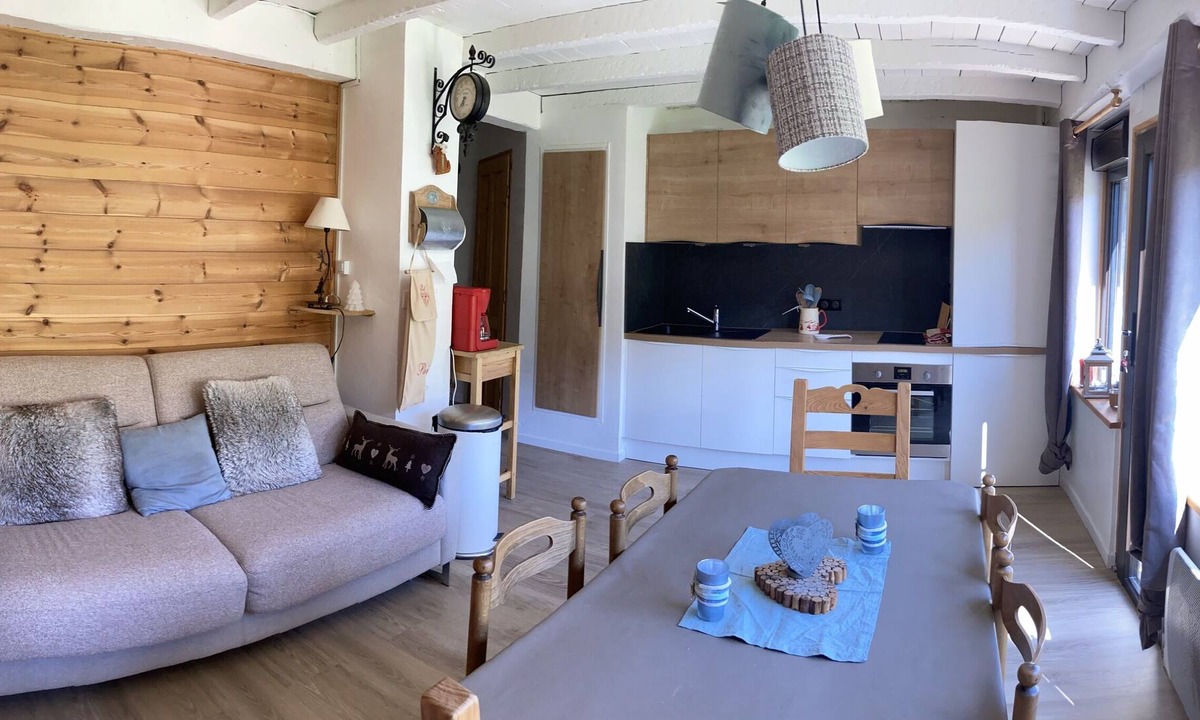 Le Sauze Apartment | Apartment at the foot of the slopes.