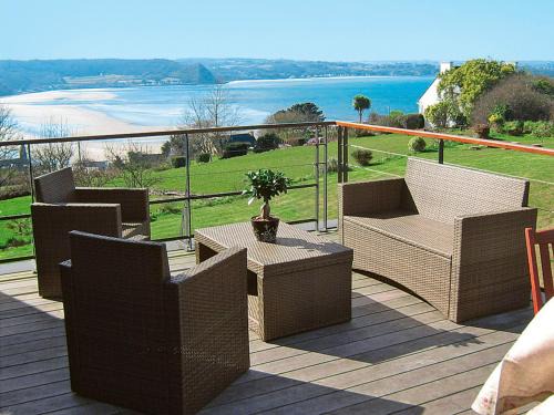Saint-Michel-en-Greve Apartment | Apartment Belle vue sur mer by Interhome