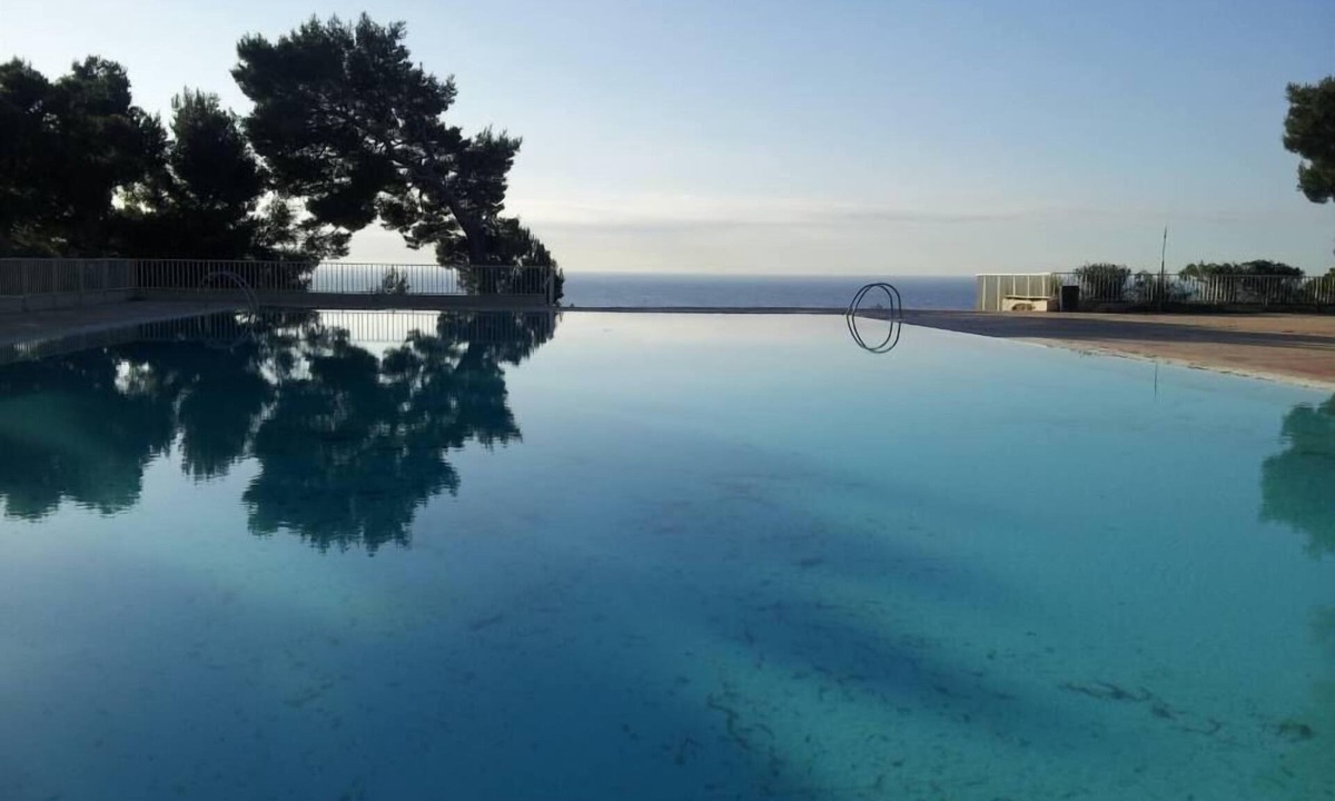 Bandol Apartment | Apartment feet in the water, luxury residence in the countryside