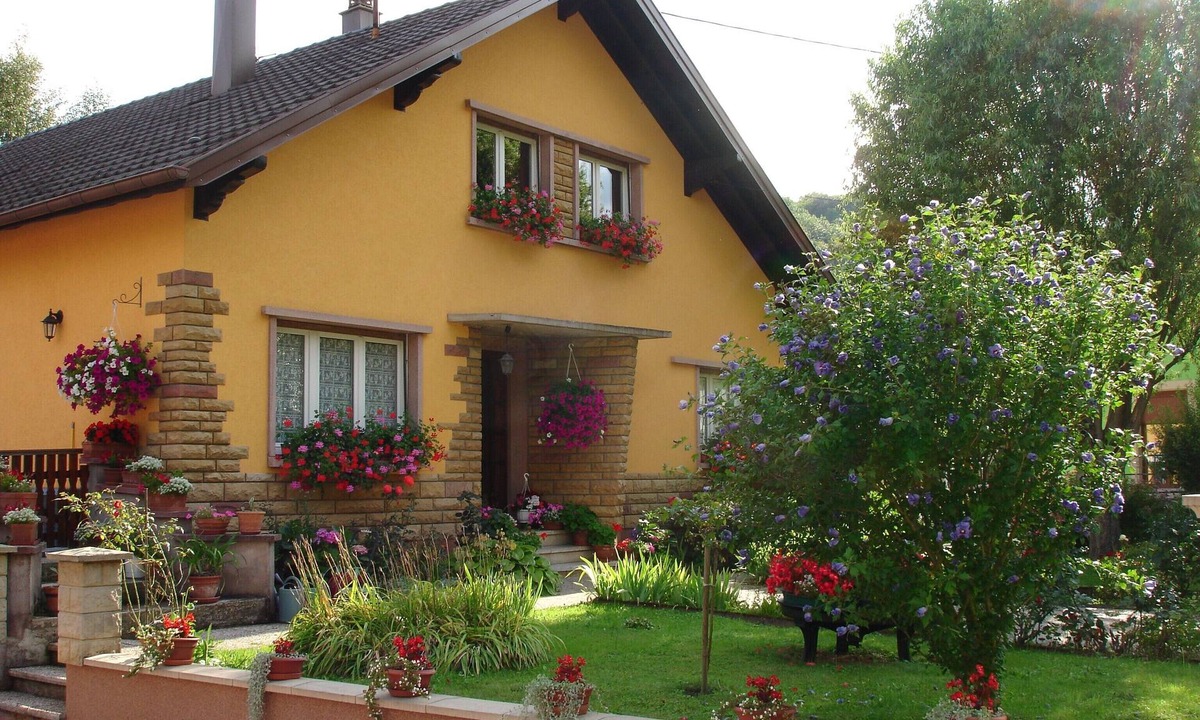 Maisonsgoutte Apartment | Apartment 'Gîte Les Collines' with Mountain View, Private Terrace and Wi-Fi