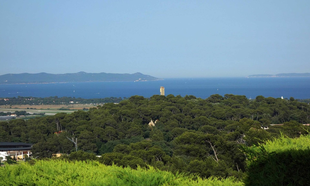 Hyeres Apartment | Apartment in villa, sea view from bedrooms