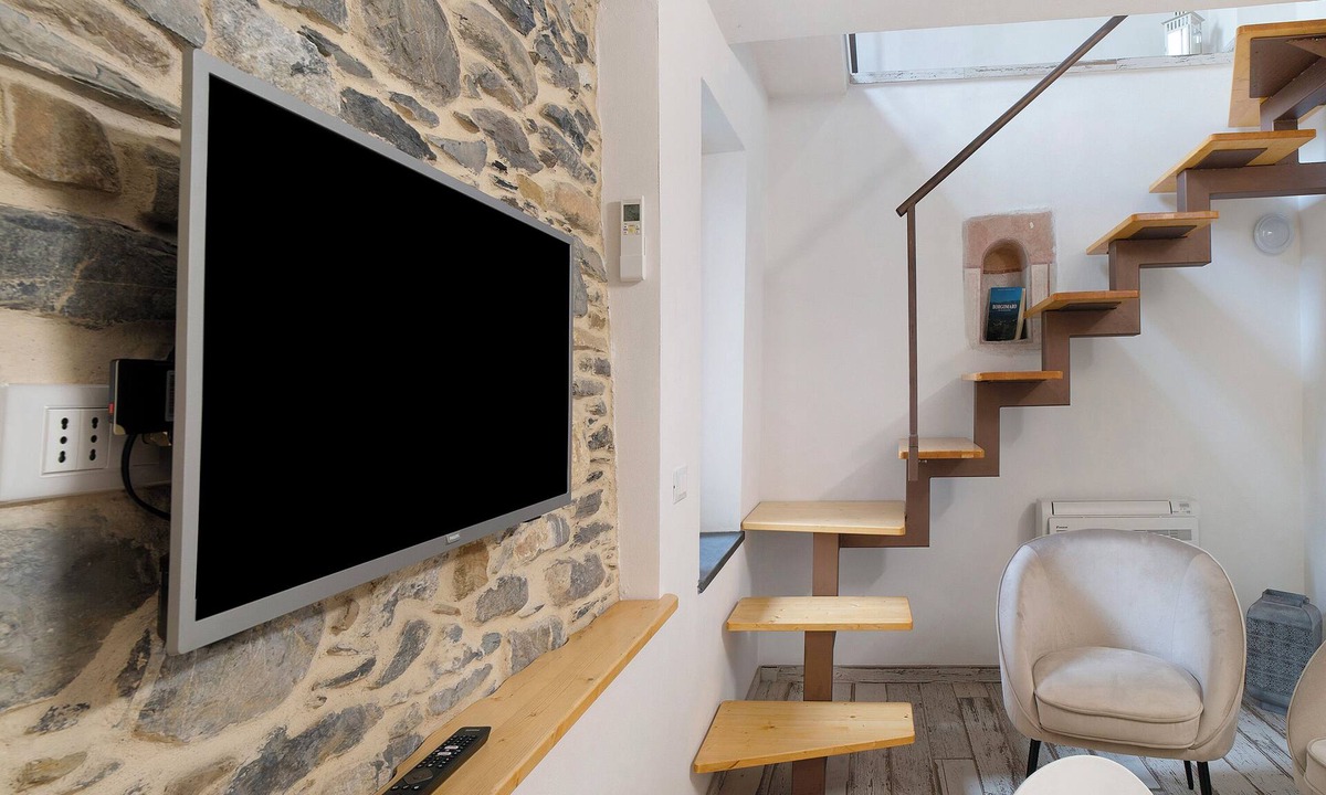 Borgomaro Apartment | Apartment 'La Casa Di Betta' with Mountain View, Wi-Fi and Air Conditioning