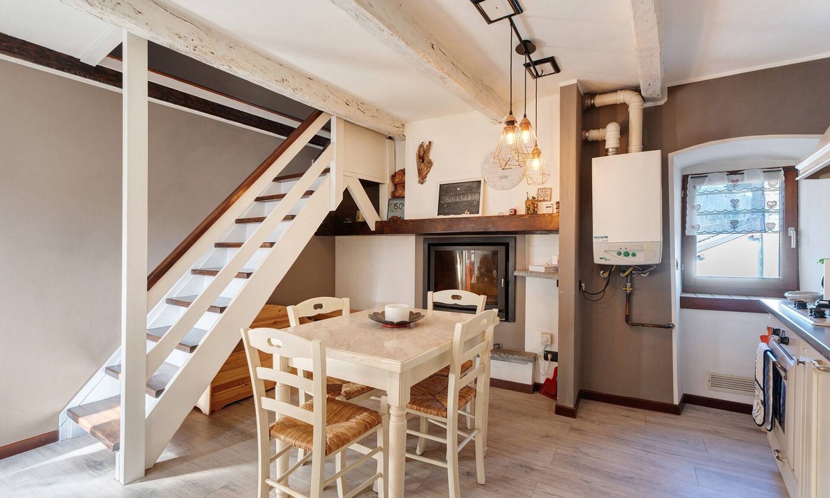 Comero Apartment | Apartment "La Ghianda" with Terrace & Wi-Fi