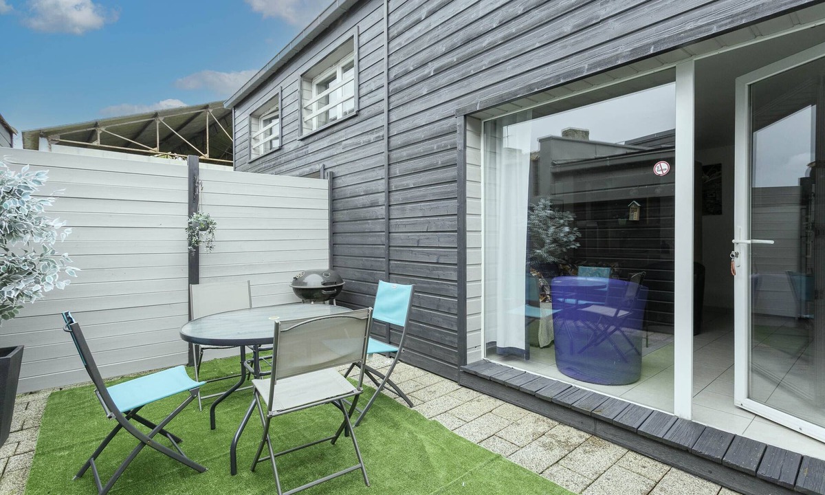 Hillion Apartment | Apartment 'Logement Coquelicot - 6 Personnes' with Private Terrace and Wi-Fi