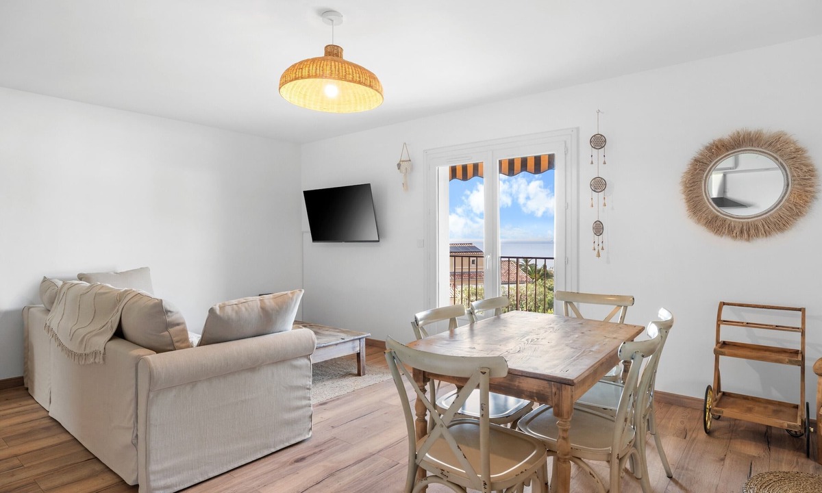Le Pradet Apartment | Apartment 'Magnifique 6 Personnes' with Balcony, Wi-Fi and Air Conditioning
