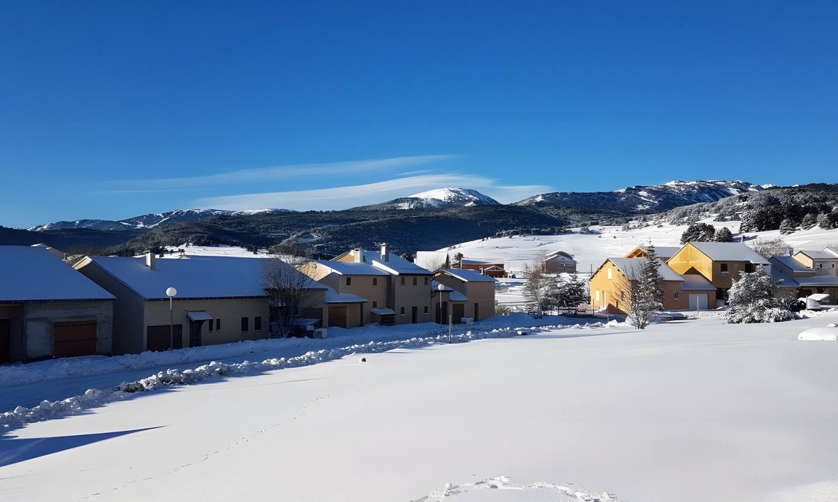 Puyvalador Apartment | Apartment 'Roc Sol i Neou' with Mountain View, Private Terrace and Wi-Fi