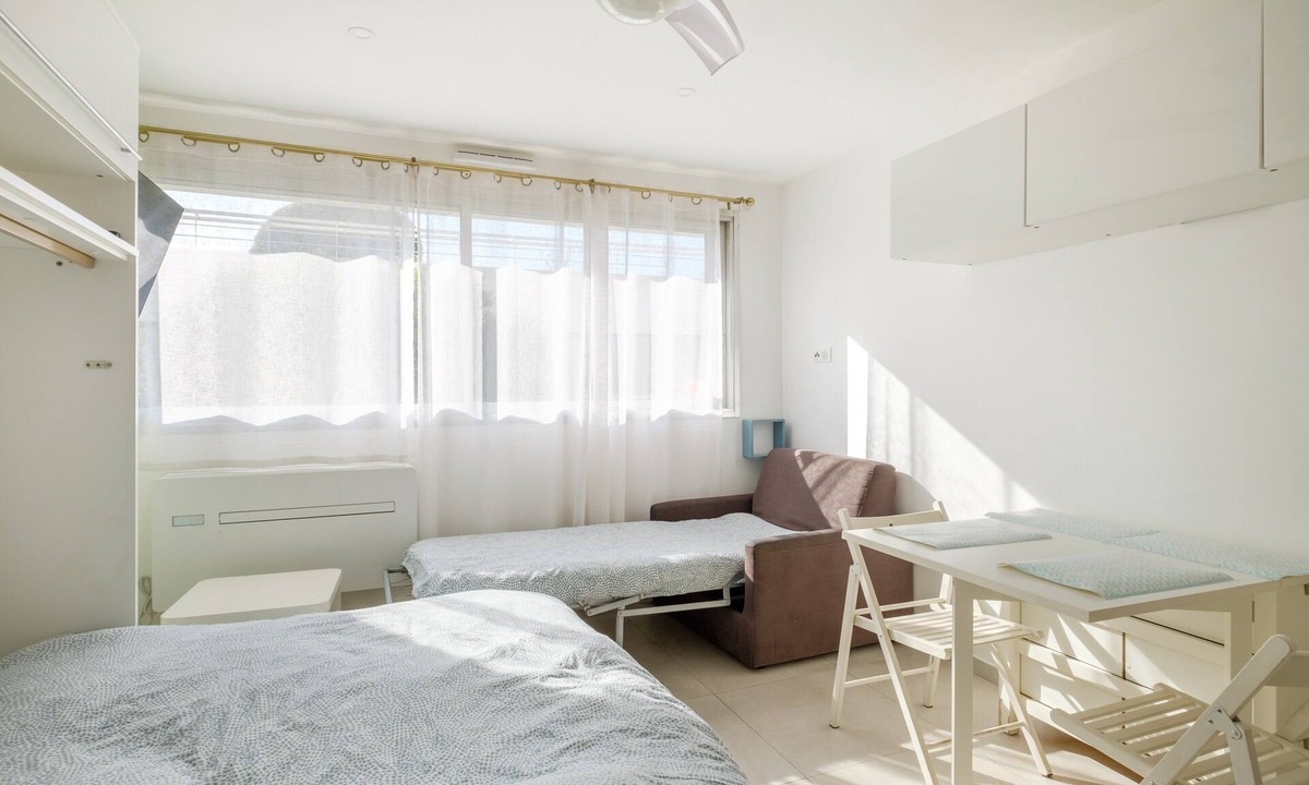 Villeneuve Loubet Beach Apartment | Apartment 'Studio Marina Baie Des Anges' with Private Garden, Wi-Fi and Air Conditioning