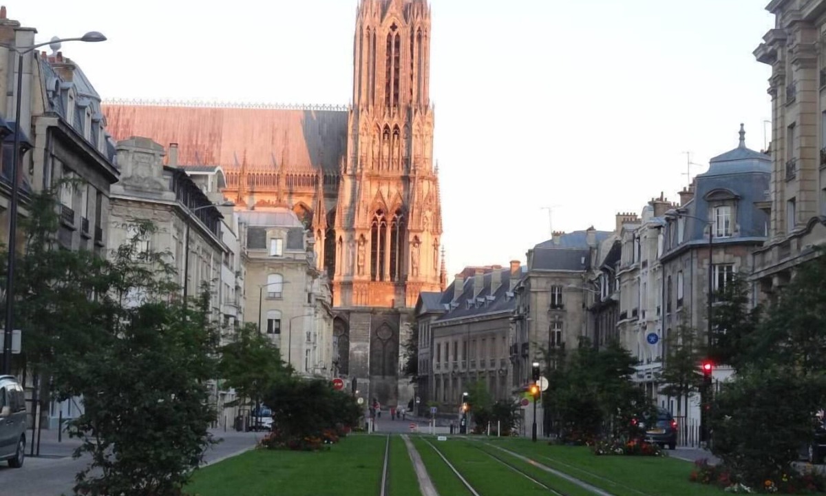 Centre Erlon Apartment | Appart' hyper center Reims 70€, Parking Box Privé 4 pers,