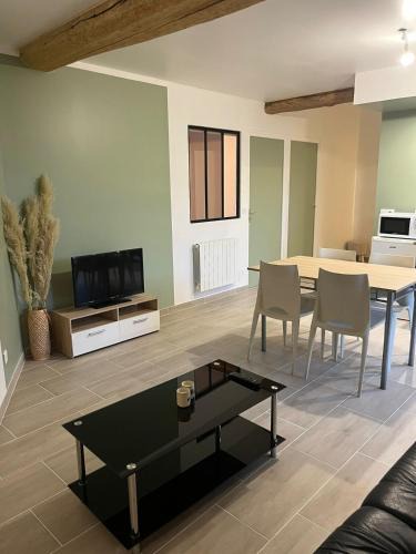 Chemilly-sur-Yonne Apartment | Appartement cosy rénové dans une ancienne longère