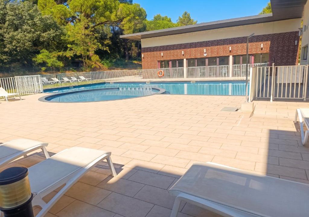 Remoulins Apartment | Appartement confortable à Remoulins, 49 m² avec piscine