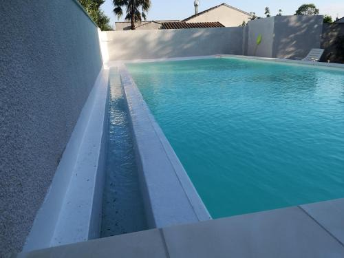 Marguerittes Apartment | Appartement dans villa avec jardin et piscine privée 4 personnes
