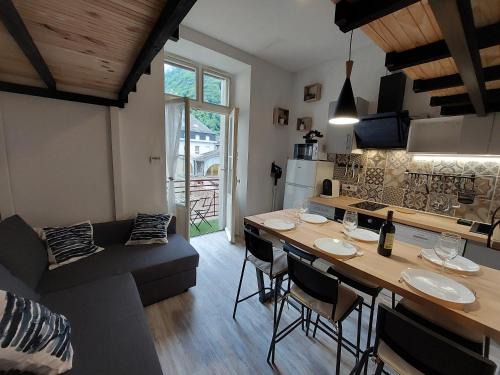 Cauterets Apartment | Appartement mezzanine 5 personnes avec balcon vue sur la montagne