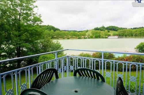 Marciac Apartment | Appt HAMEAU DU LAC (apt 142) avec piscine et vue sur le lac