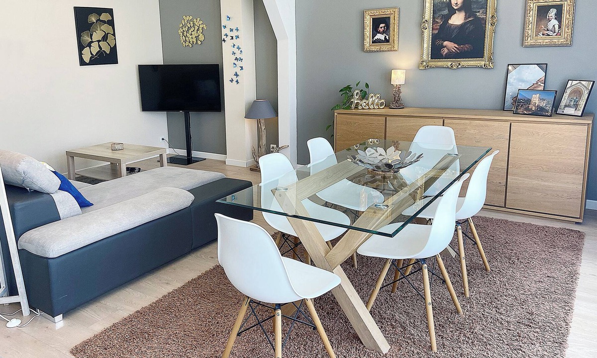 Reims Apartment | At Clém's, 8 people, private garage, wifi + Netflix