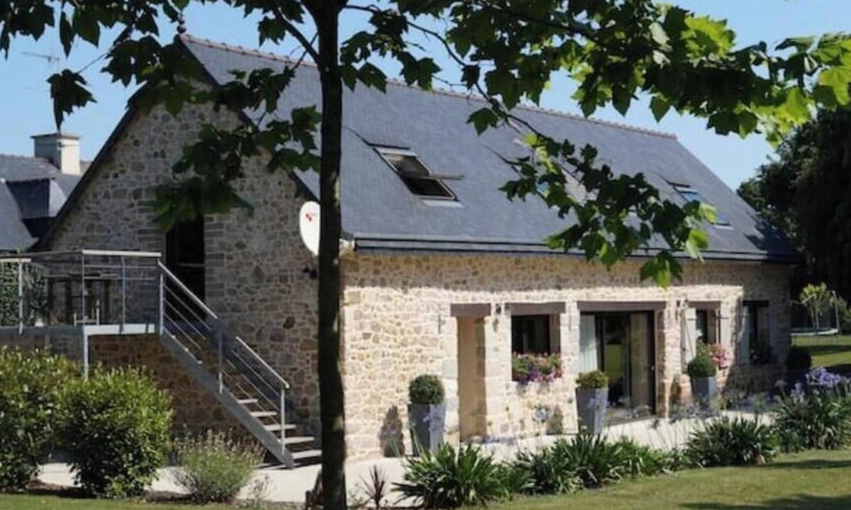 Pommerit-le-Vicomte Villa | At the edge of the wood