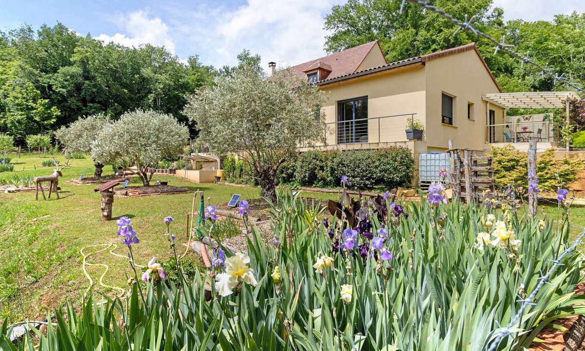 Les Eyzies Bed & Breakfast | “Au Cerf Blanc Suite Parentale” Guest Room with Mountain View, Wi-Fi and Air Conditioning