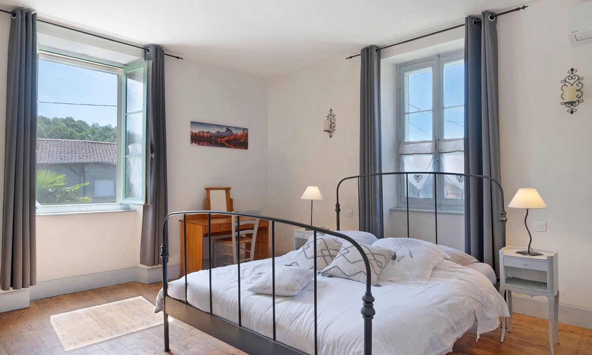 Montgaillard-de-Salies Bed & Breakfast | Baladous Guest Room – Arbas with Shared Terrace, Wi-Fi, and Air Conditioning