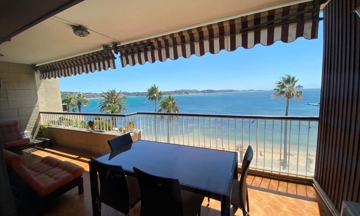 Bandol Apartment | BANDOL Front de Mer - 4 Rooms, 91 M2 + Terrace 17 m² - Facing Sand beaches.