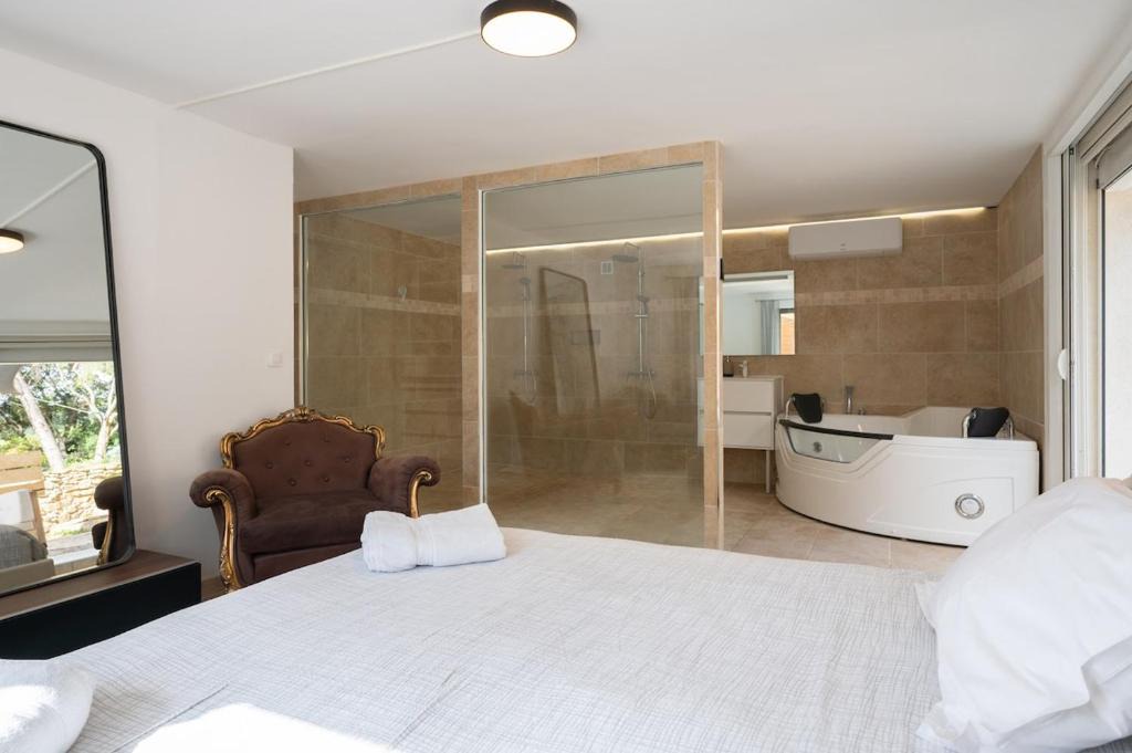 Le Beausset Apartment | Bas de villa piscine balnéo cheminée sauna