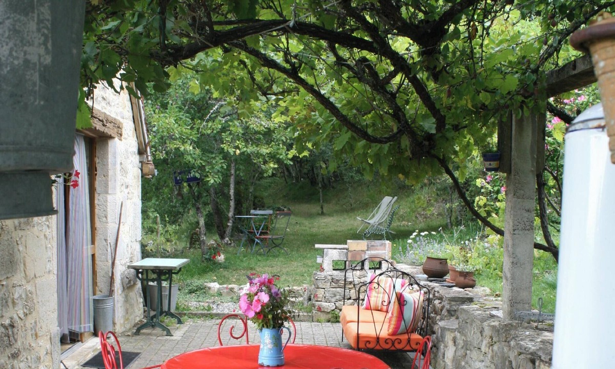 Saint-Sauveur-la-Vallee House | Basile's barn at the end of the road