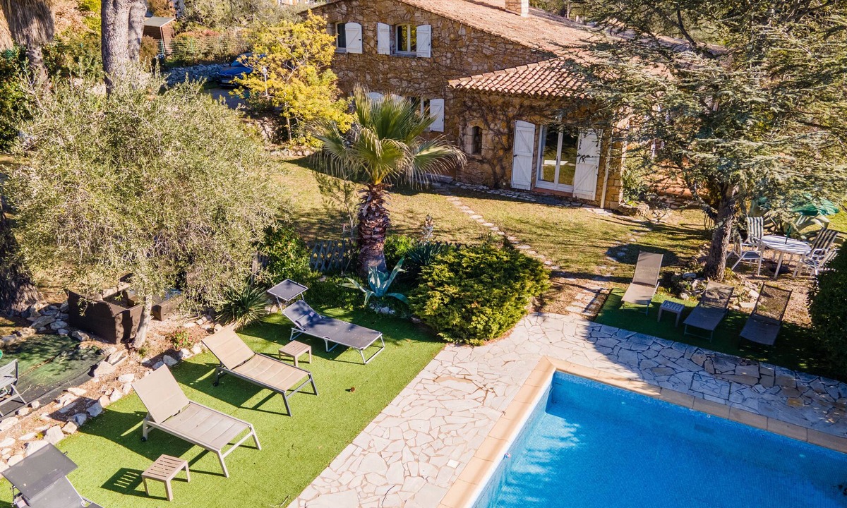 Bagnols-en-Foret House | Bastide en Pierres, Piscine, Jeux de Pétanque, Parking Privé, Portail Électrique