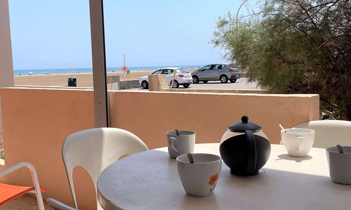Port-la-Nouvelle Apartment | Beachfront, 2-Room Apartment with Sea View Terrace, Sleeps 5, Parking Included